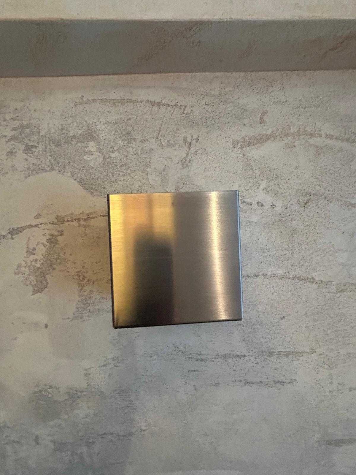 Kinkiety metalowe typu CUBE