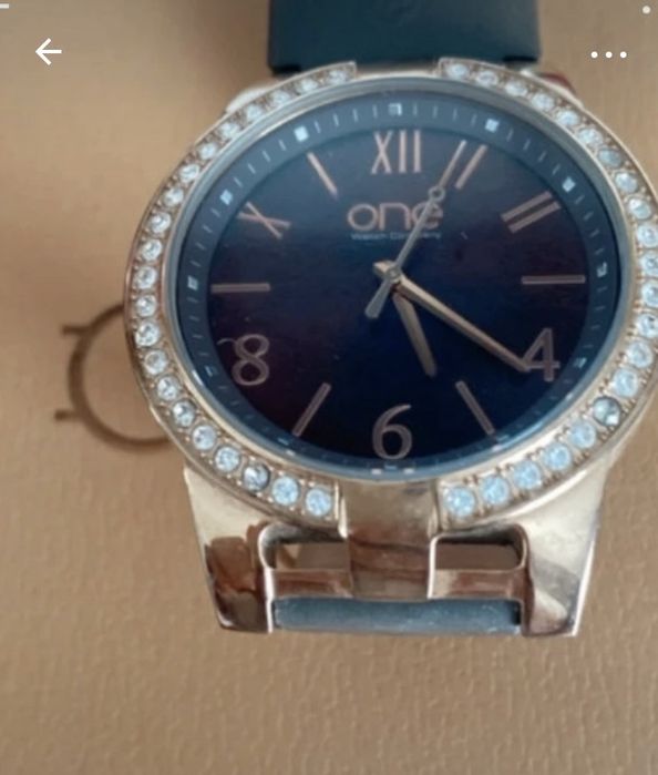 Relogio One com brilhantes de Swarosvky e bracelete em pele