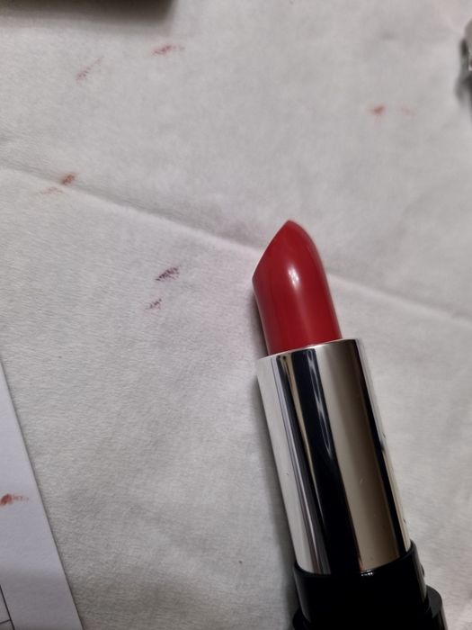 Szminka Coral Capitive semi matte