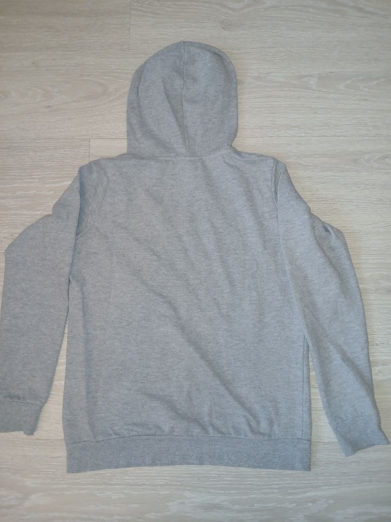 Szarą bluza z kapturem
