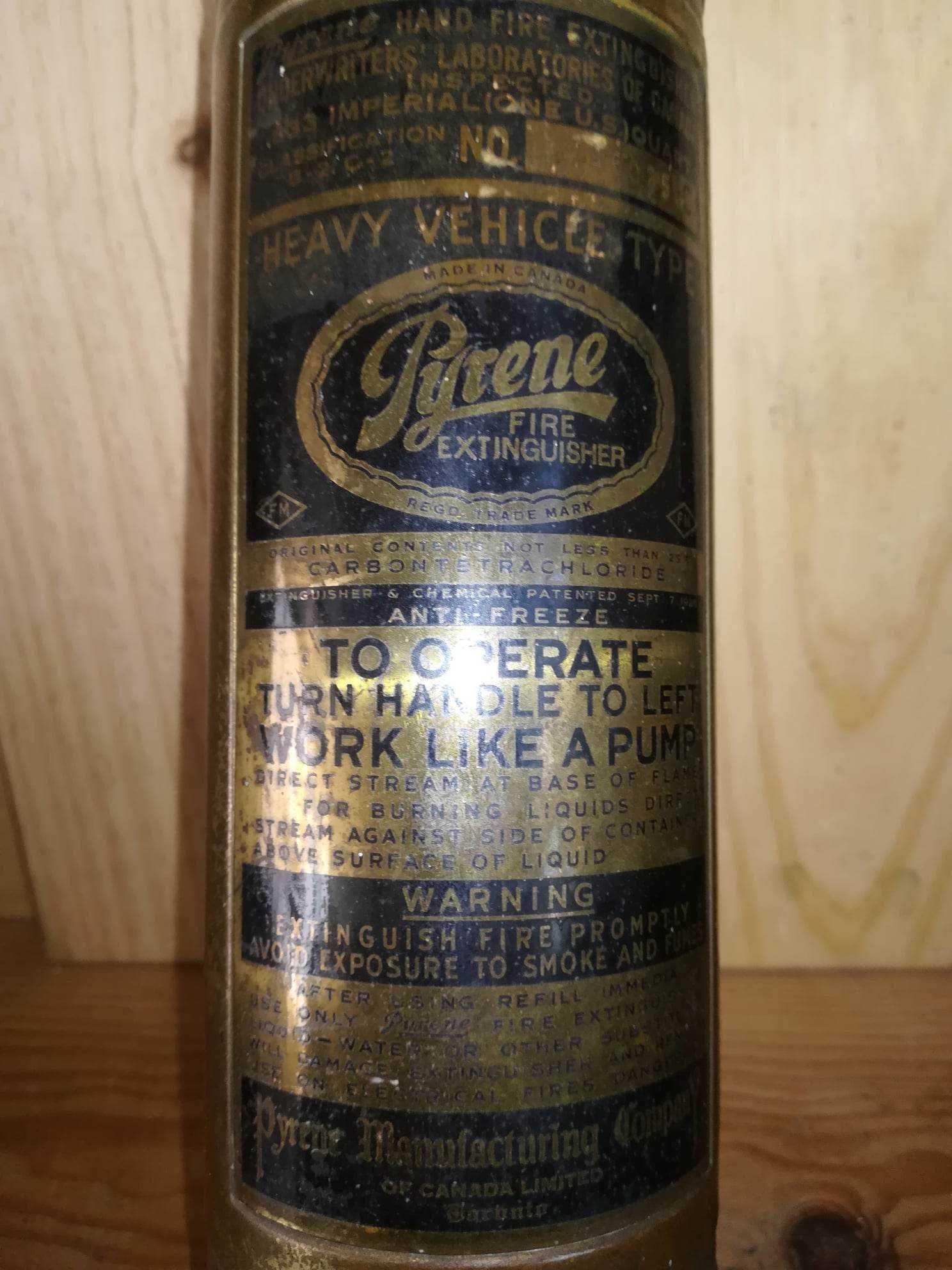 Extintor manual datado de 1914 da marca Pyrene Company Limited.