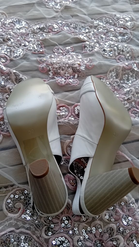 Buty na obcasie 39,czułenka, Reserved białe, ecru