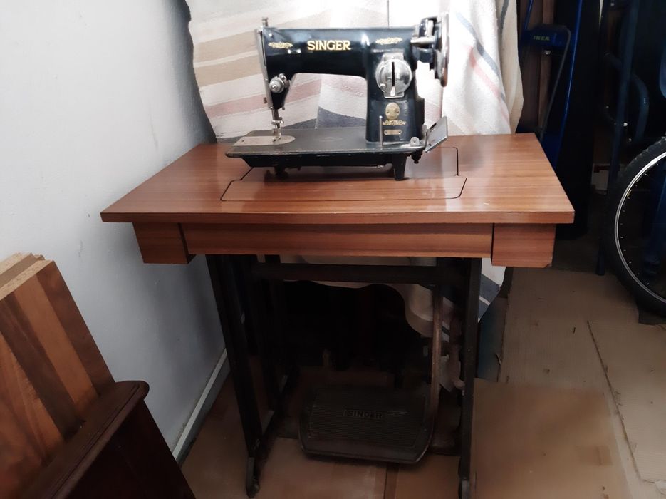 Máquina costura Singer Com mesa antiga