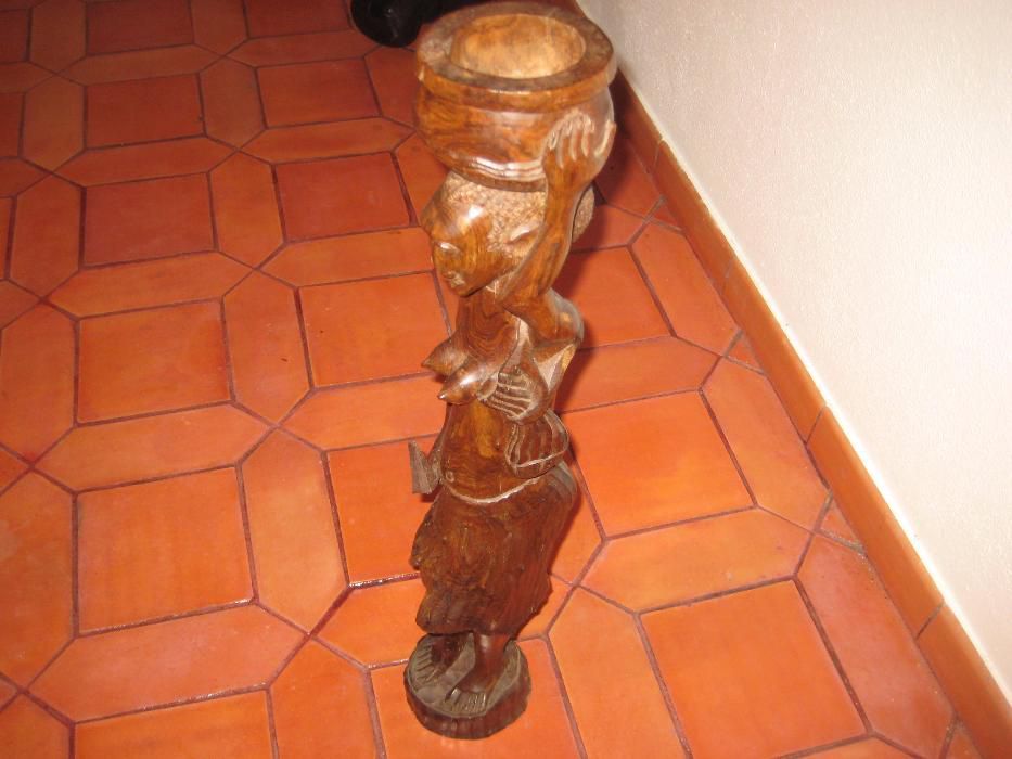 Artesanato africano,estatueta 80cms,mulher madeira maciça(NOVA)