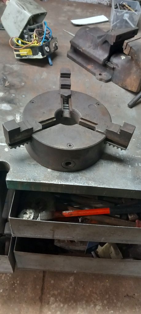 Uchwyt tokarki 200 mm