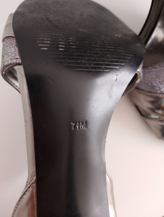 Srebrne eleganckie sandały na obcasie guess rozmiar 38 ( US 7 1/2).
Wy