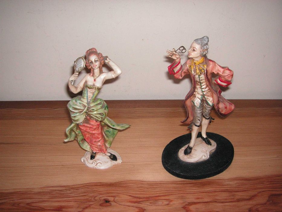 Estatueta Antiga -  Dama Depose Italy e Cavalheiro Mondor