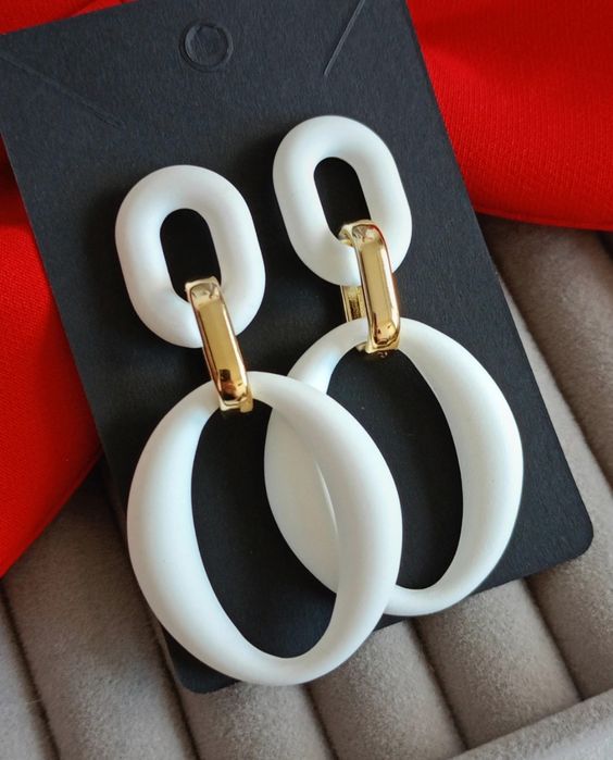 Nowe nowoczesne kolczyki białe złote wiszące długie