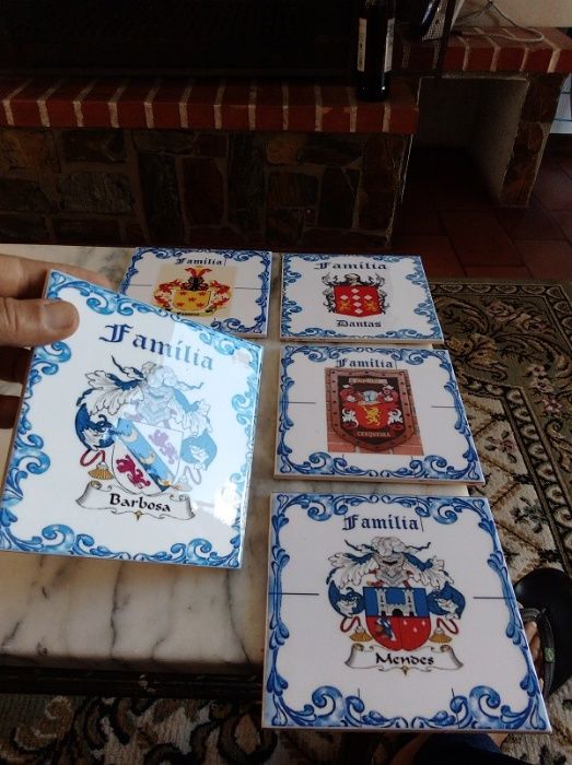 Brasões de família em azulejos cerâmicos portugueses