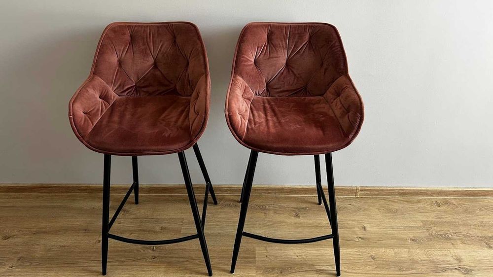 Dwa różowe tapicerowane hokery