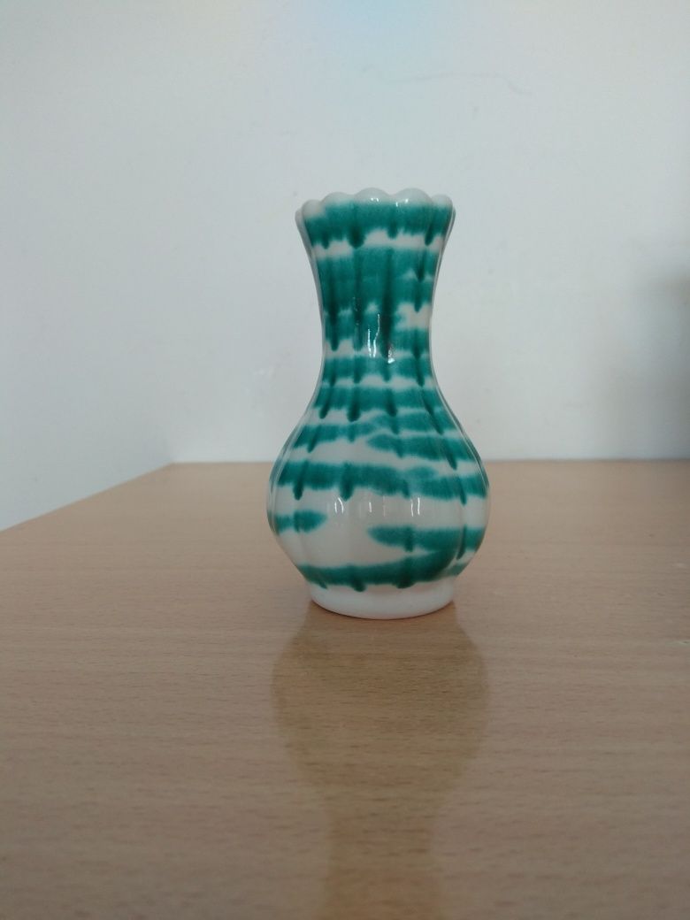 Gmundner. Austria. Ceramiczny wazonik z serii Grungeflammt.