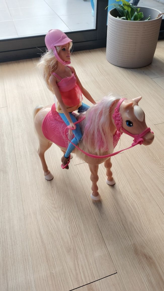 Barbie cavaleira com o seu cavalo (da Mattel)