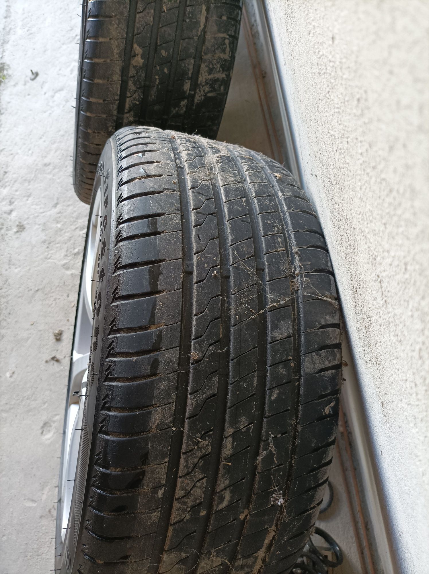 Продам 4 зимові 4 літні резини з дисками 225/45 R17 фірми Sava (3шт) P