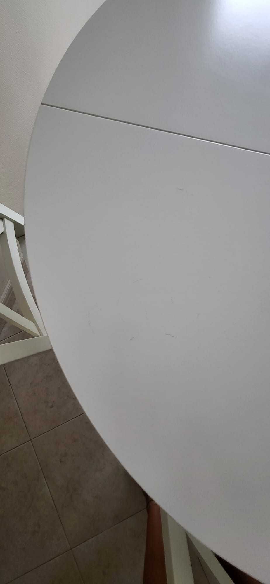 Mesa ikea

Eu vendo uma mesa redonda branca +  cadeiras Ikea.