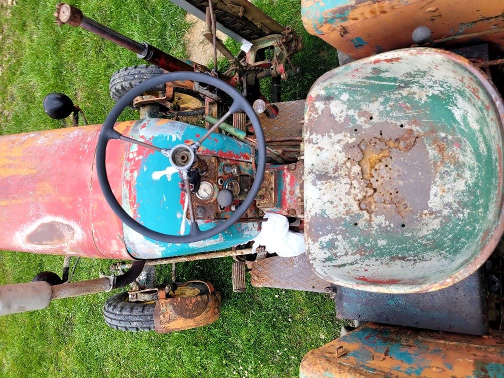 Zabytkowy stary traktor fahr d131w