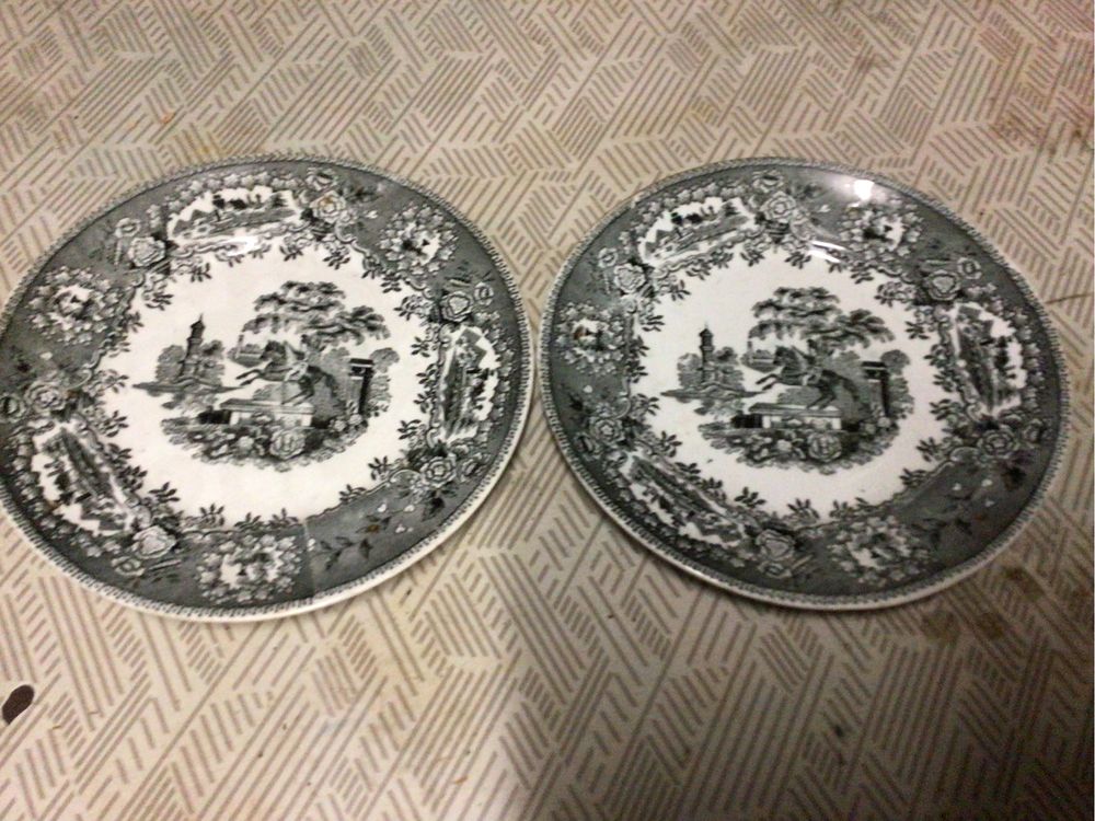 2 pratos antigos  de sacavem com numeraçào de coleção