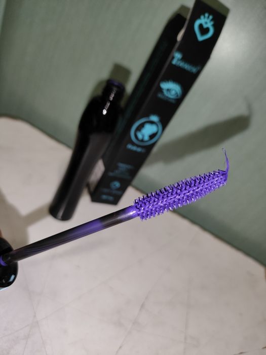 Fioletowy nowy tusz do rzęs mascara