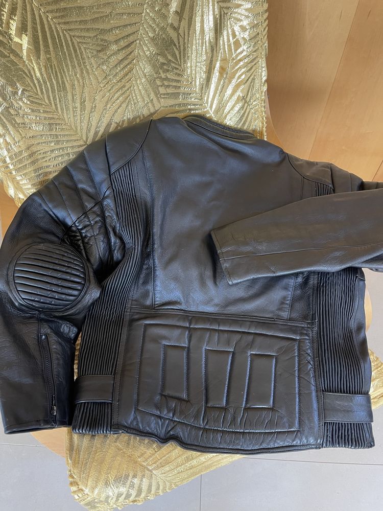 Fato de motard blusão e calça.