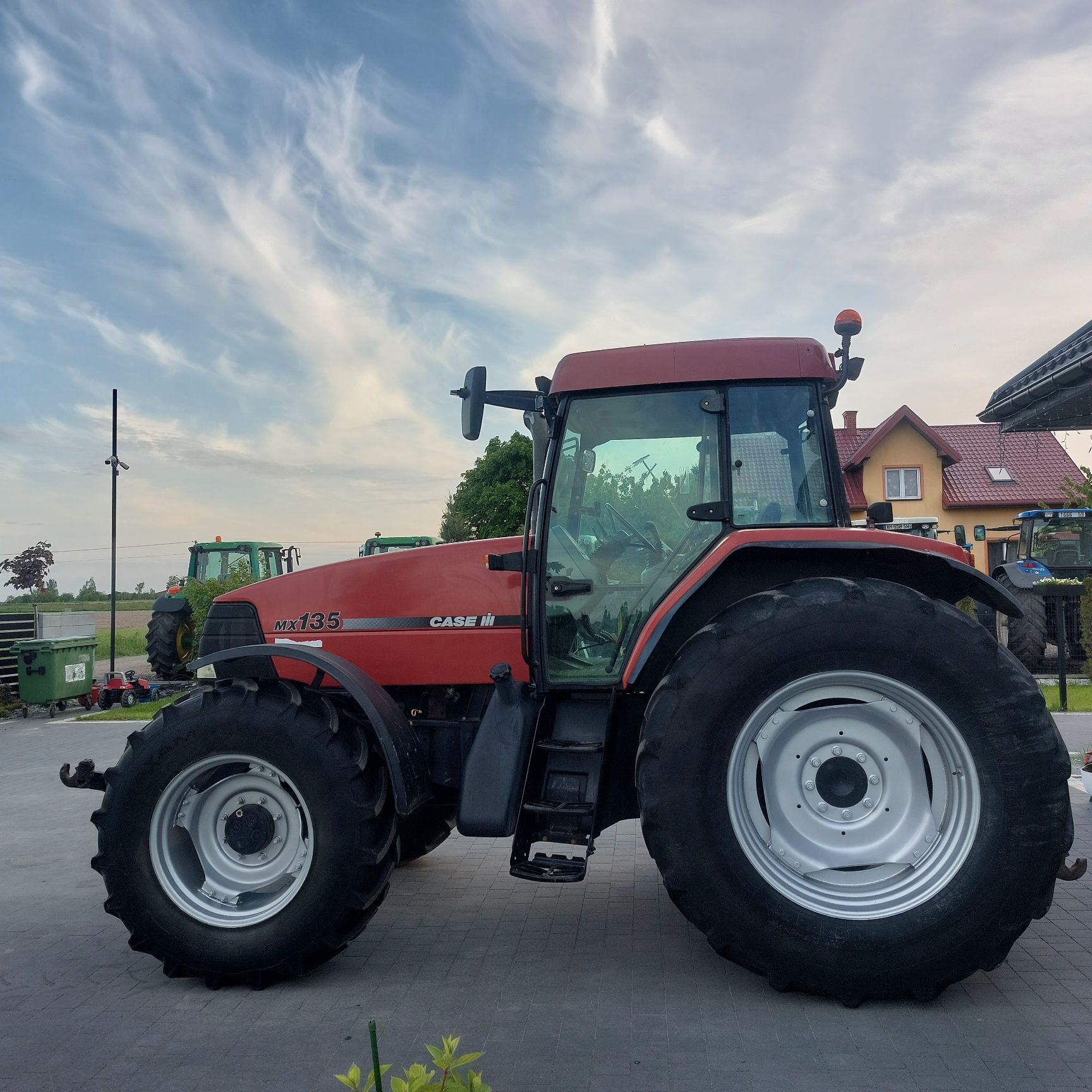 Case MX 135 z tuzem