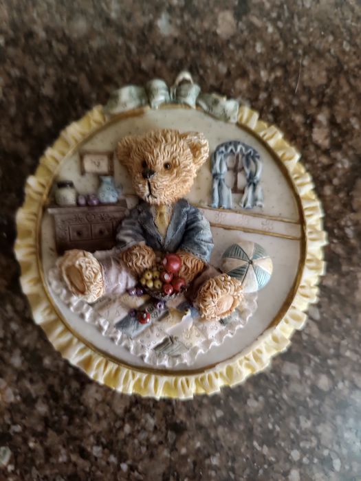 В коллекцю-"Тріо собак весті".Настінна тарілочка "Ведмідь".