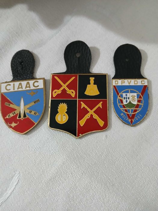 MILITAR-  crachás militares COMANDOS+ outros crachás