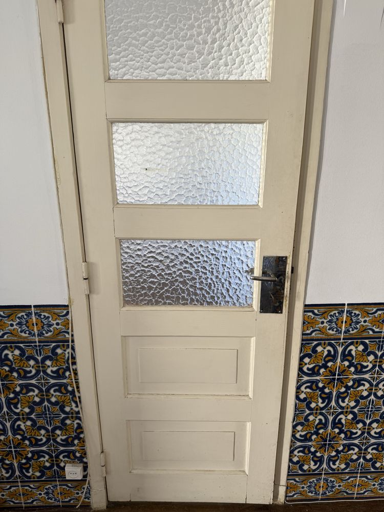 Portas de Madeira com Vidro, Ferragens e Aduelas – 197x70cm