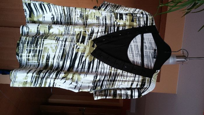 Elegancka bluzeczka z ozdobnym dekoltem - 44-46 !!