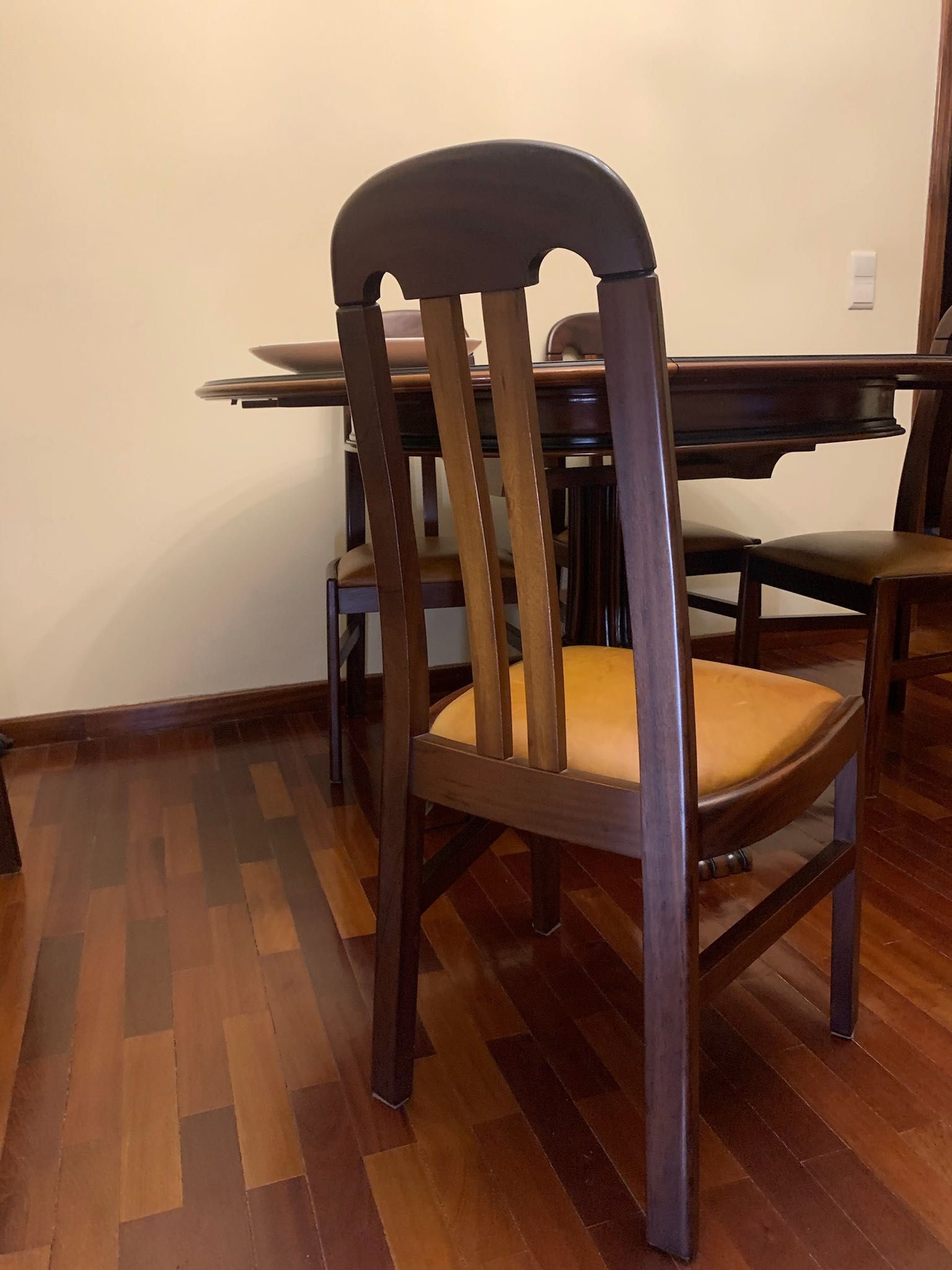 Mesa Vintage em Madeira Clássica com Cadeiras