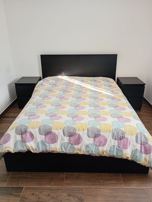 Cama com estrado elevatório mais duas mesas de cabeceira