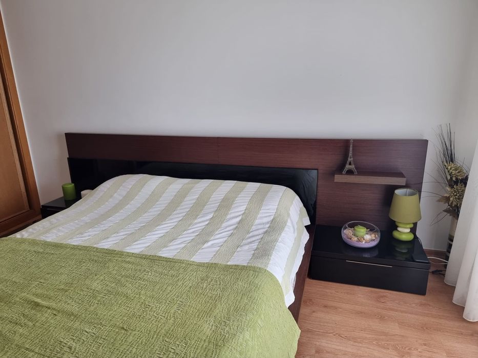 Cama de casal com mesa cabeceira e luz lateral