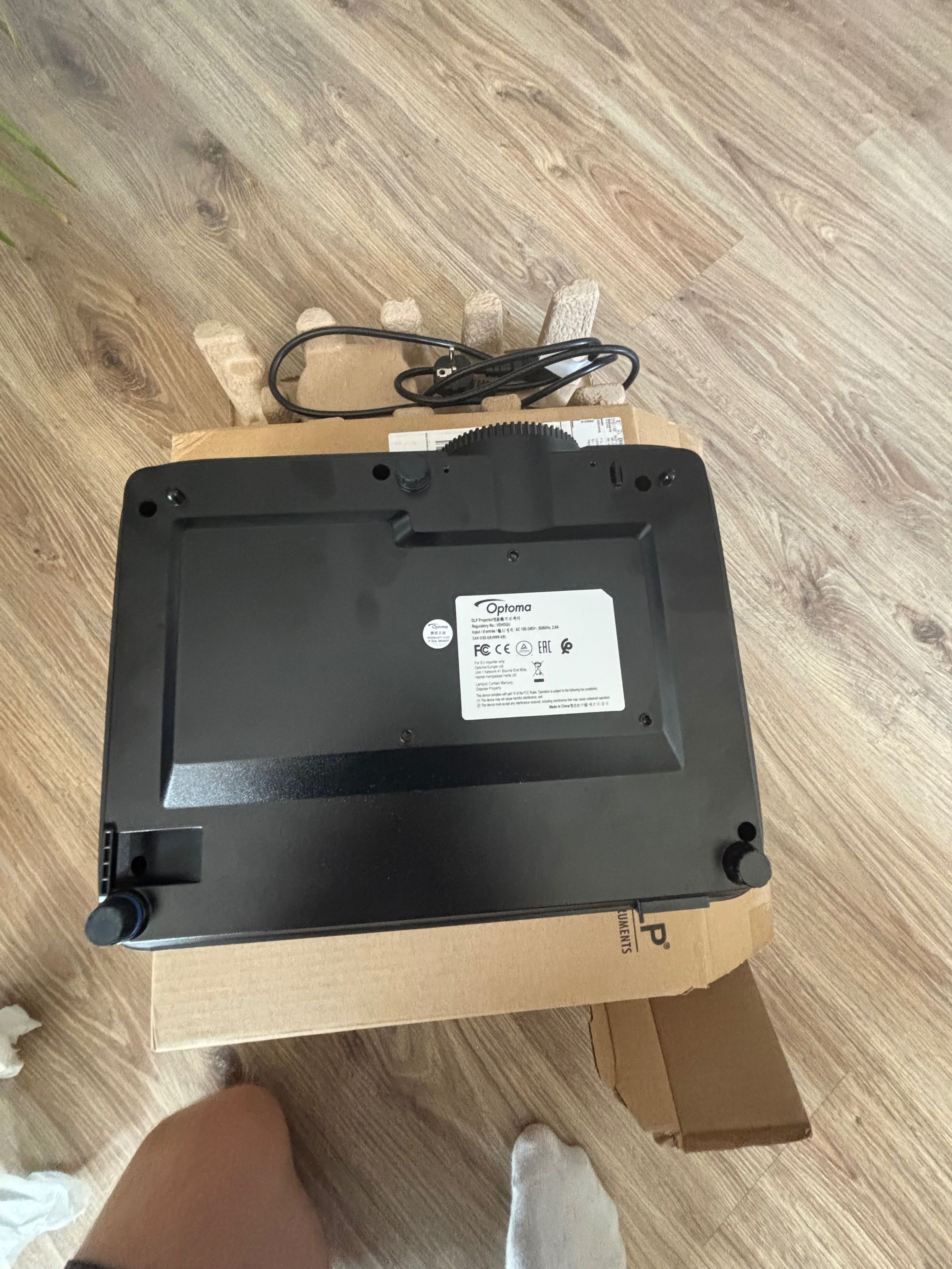 Projektor Optoma HD28e DLP użyty dwa razy z ekranem projekcyjnym