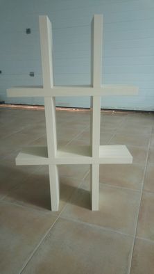 parteleiras de madeira,80x55x15. A cinza e mais pequena com 50x49x13