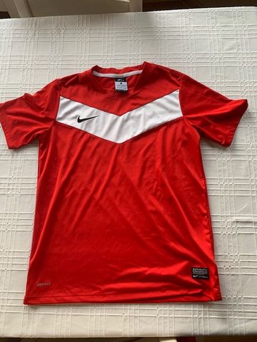 Czerwona koszulka z białym pasem na piersi Nike