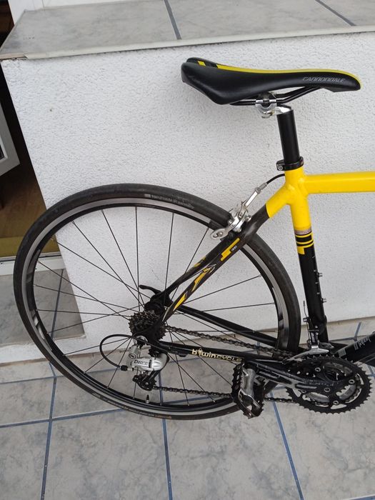 rower szosowy z prostą kierownicą trekking btwinn Shimano deore