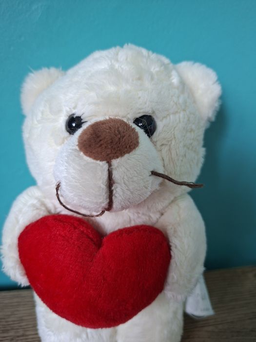Pluszowy miś z czerwonym sercem maskotka