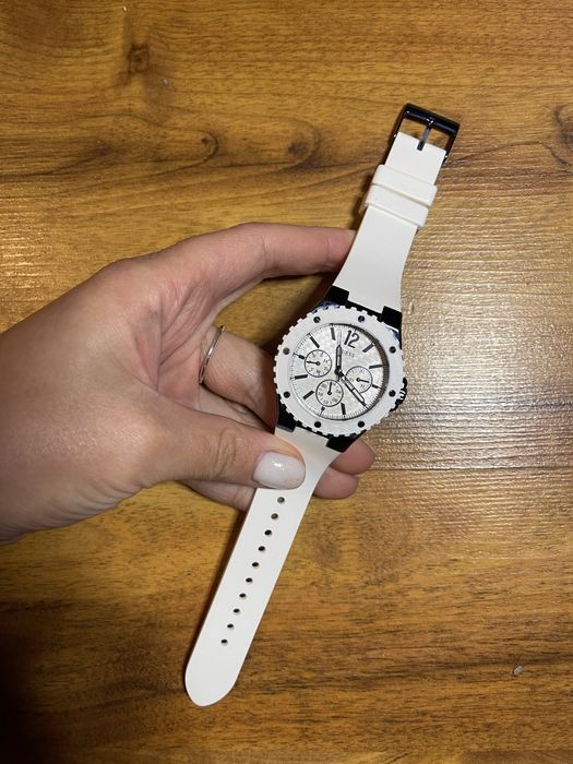 Часы женские Guess белые