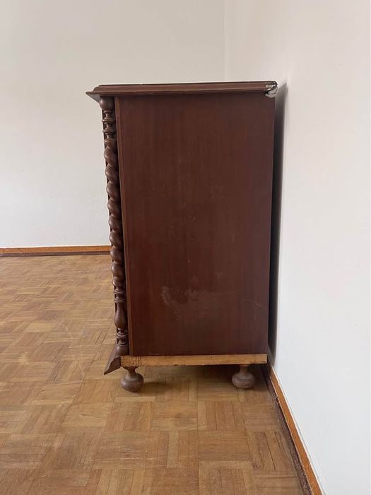 Armário antigo de madeira.