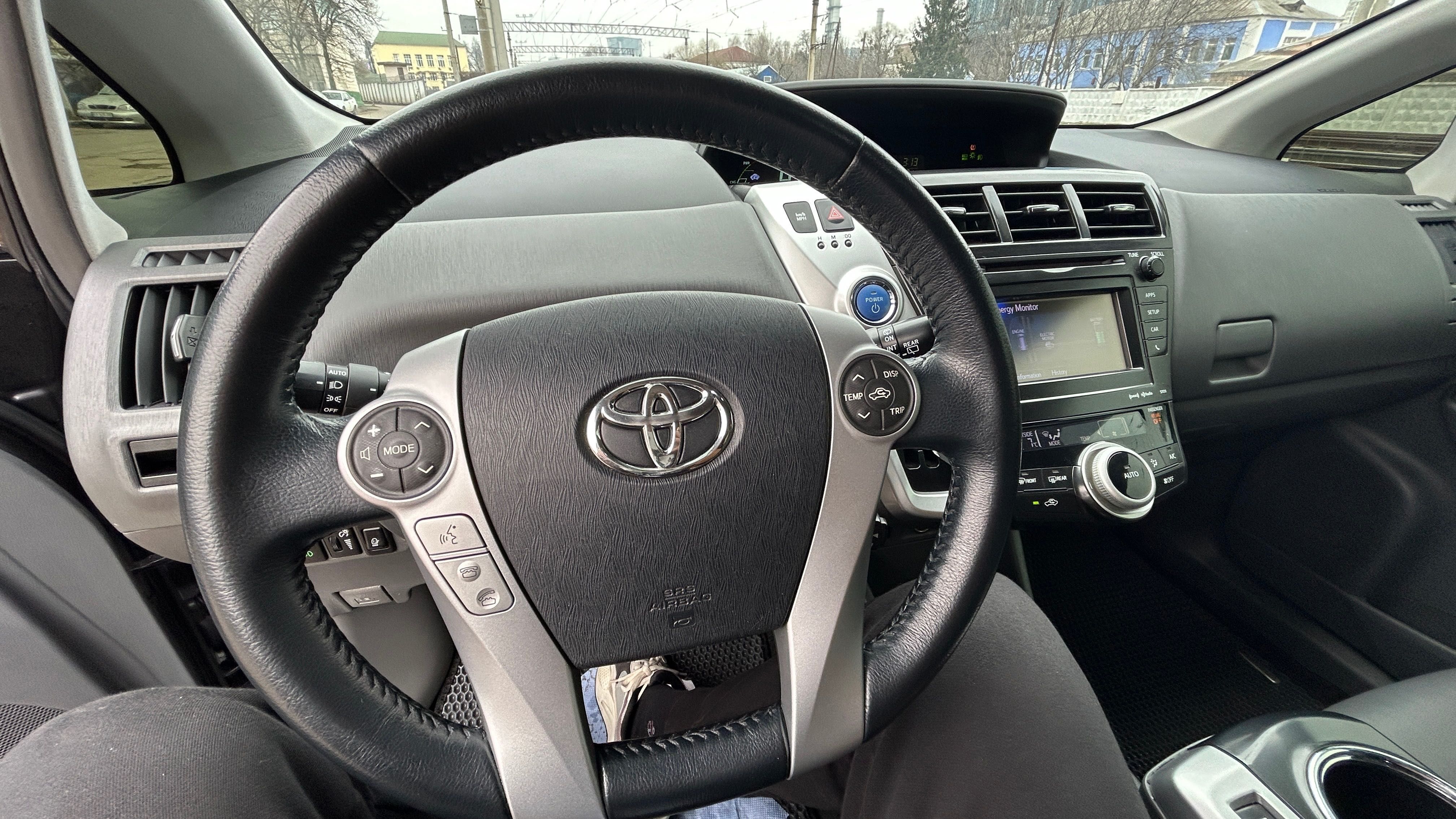Toyota Prius v 2013