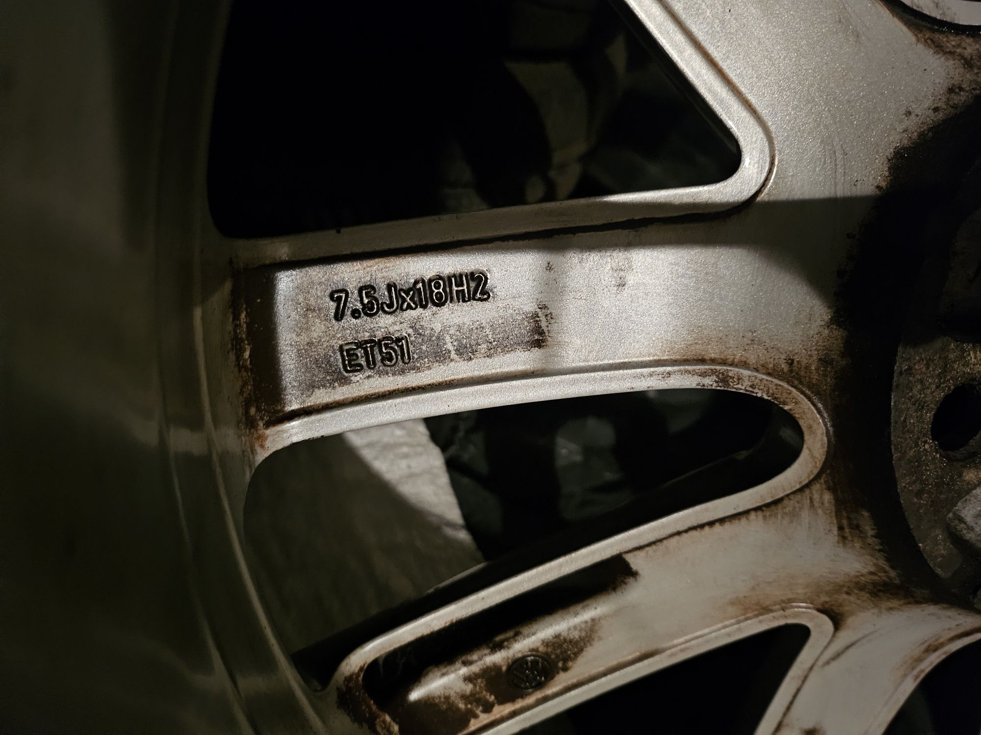 Продаються оригінальні  диски з скатами  на VW r18