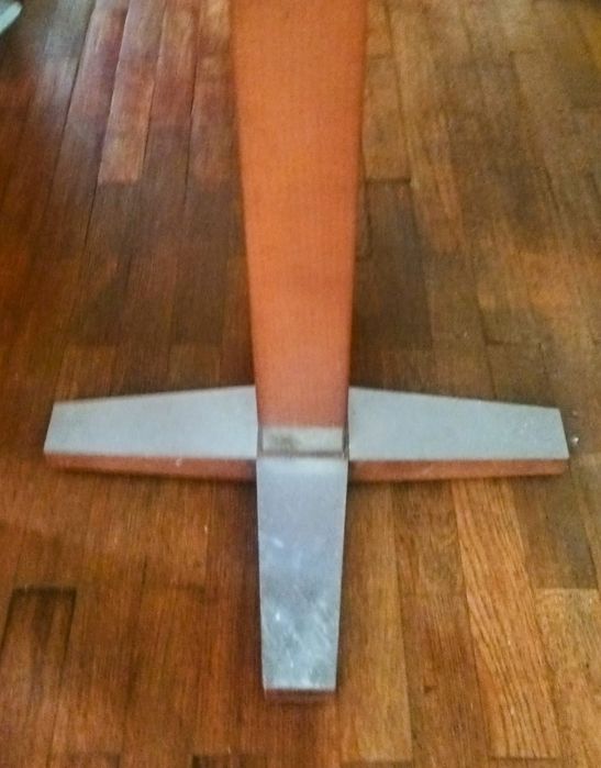 Pé de mesa em madeira