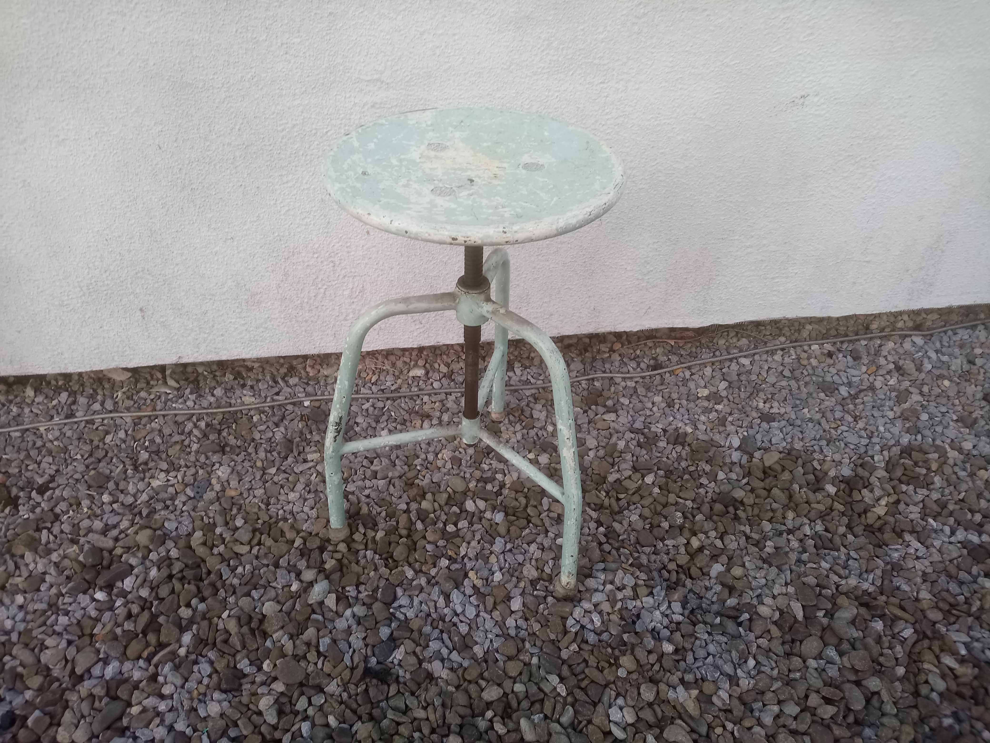 Krzesło metalowe, taboret stołek obrotowy zabytkowy PRL.