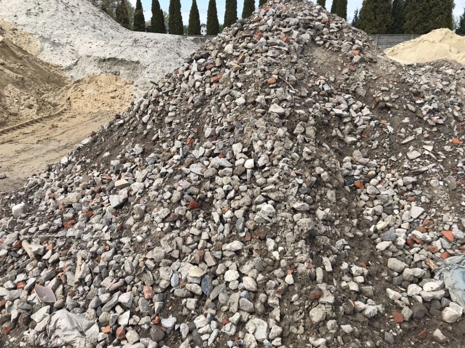 TRANSPORT.Piach,ziemia,kruszywo oraz Usługi Koparko-Ładowarką. Wywózki