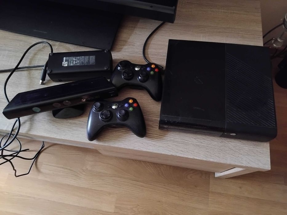 Konsola Microsoft Xbox 360 E 500GB + Kinect + 2 Pady