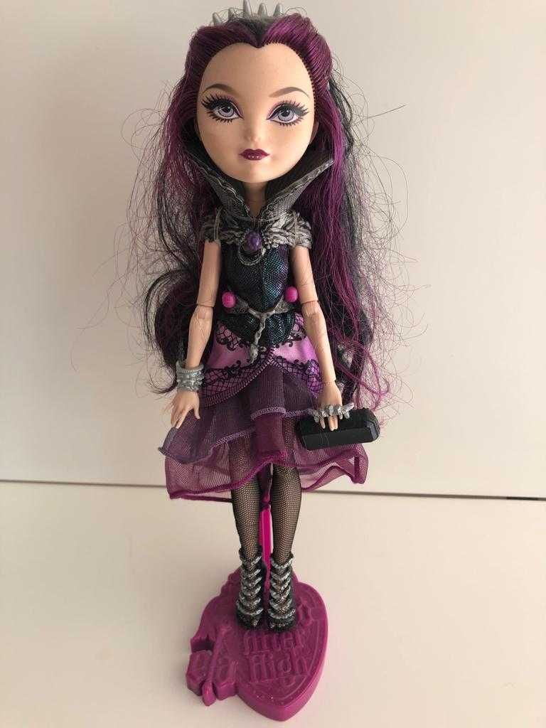 Boneca Monster Hight Raven Queen (filha da Rainha Má)