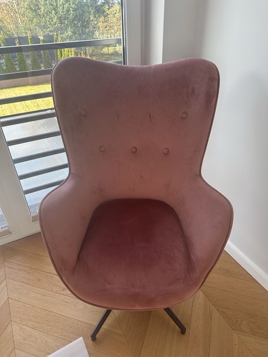 Różowy fotel welurowy obrotowy – stylowy i wygodny