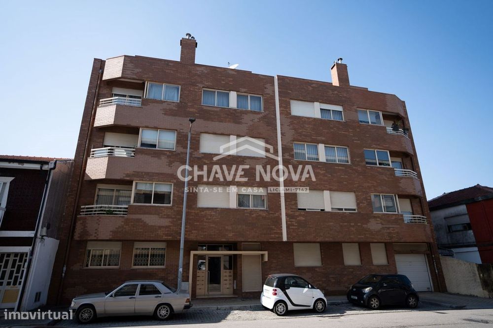 Apartamento T2 c/ Lugar de Garagem em Santa Marinha (Candal) GN/02288