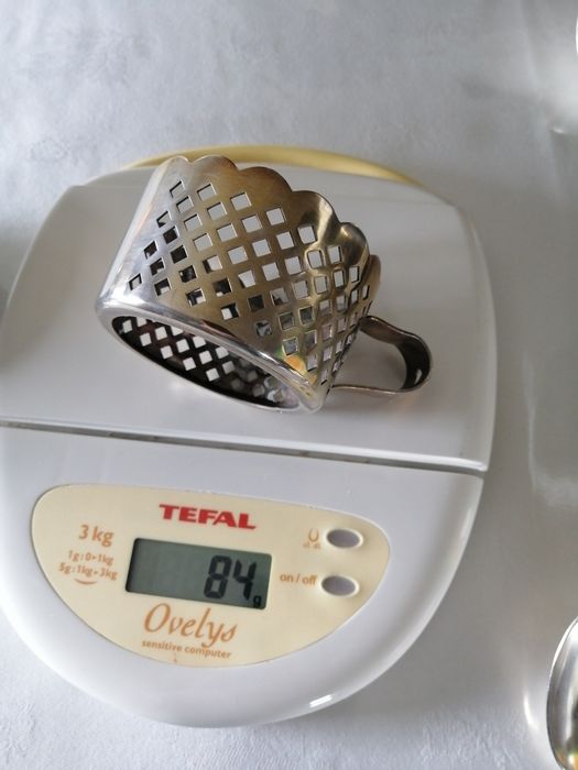 Parte exterior de chávena, em prata maciça.