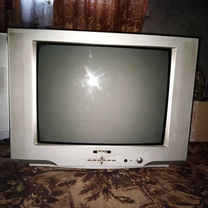 Продам телевізор в наявності два, бренд видно на фото