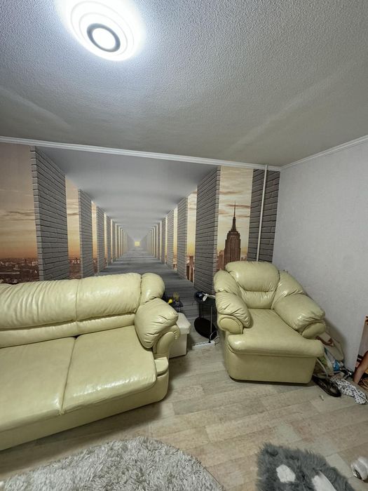 Диван кожаный с креслом