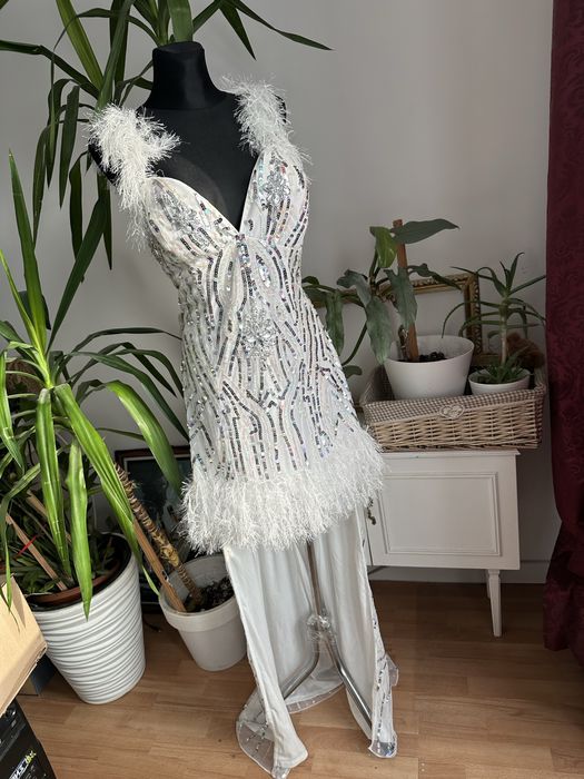 Biała cekinowa sukienka mini maxi tren pióra asos xxl 44 luxe